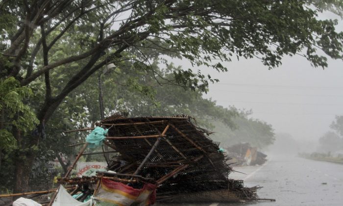 Terrifying Videos Of Cyclone: Fani Rips Through India’s Coast, 7 Die ...