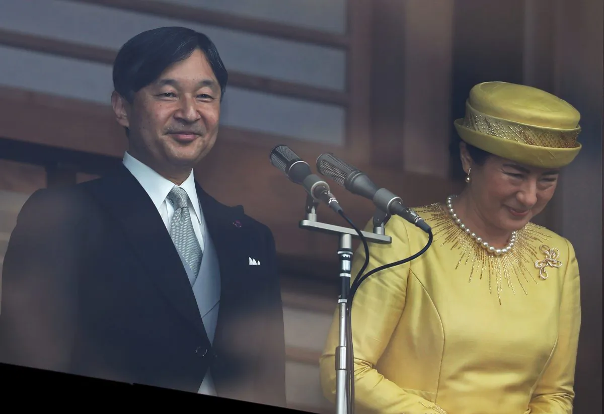 Japan's head of state Naruhito and his wife Masako greet well-wishers during their first public appearance at the royal palace in Tokyo, Japan, on May 4, 2019. (Issei Kato/Reuters)