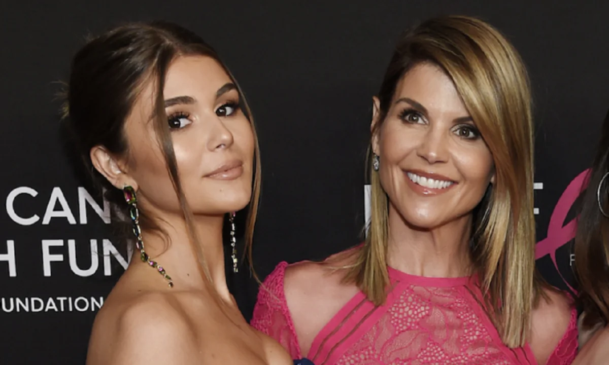 Actress Lori Loughlin poses with her daughter Olivia Jade Giannulli (L) in Beverly Hills, Calif. on Feb. 28, 2019. (Chris Pizzello/Invision/AP)