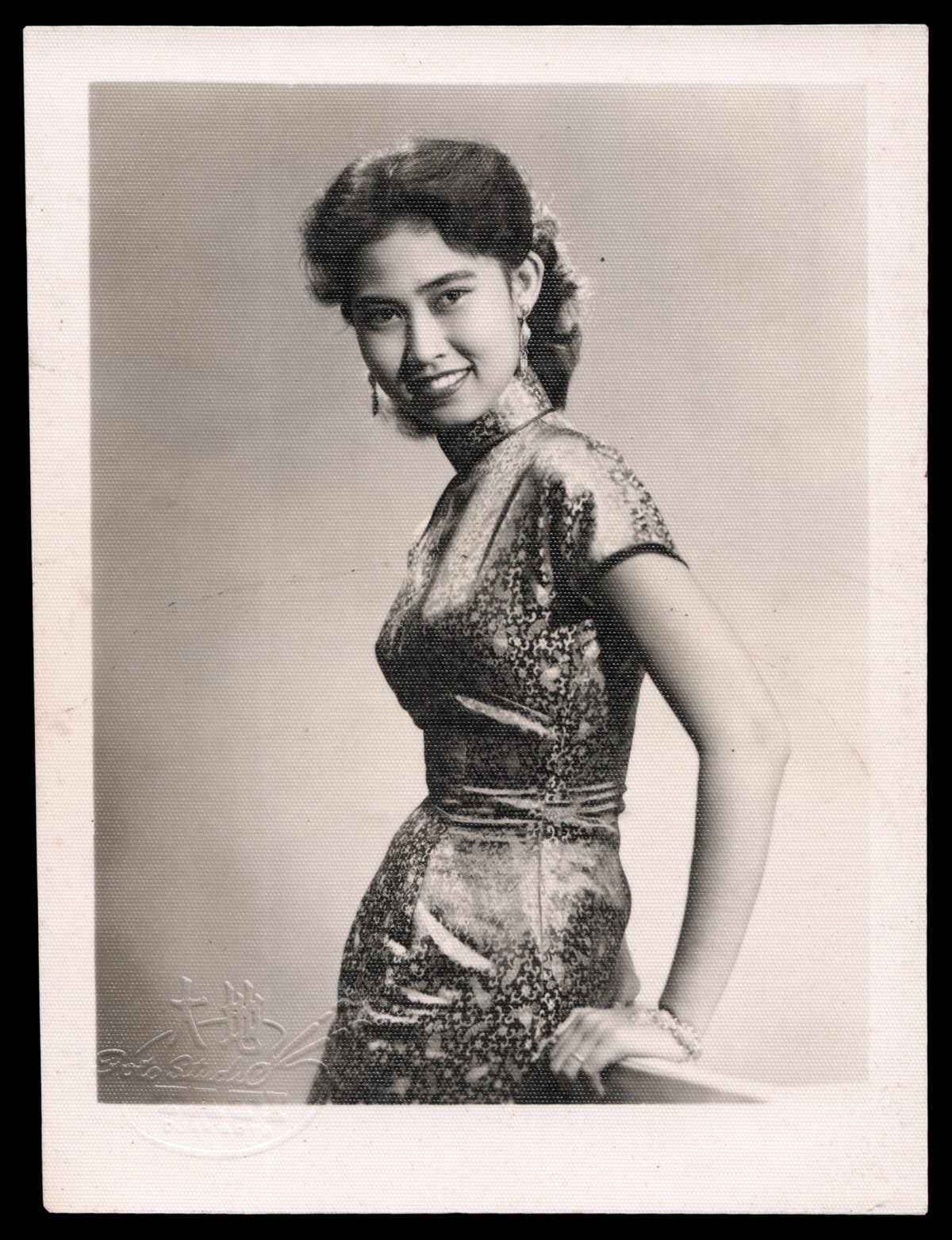 Aminah_Cendrakasih_in_qipao