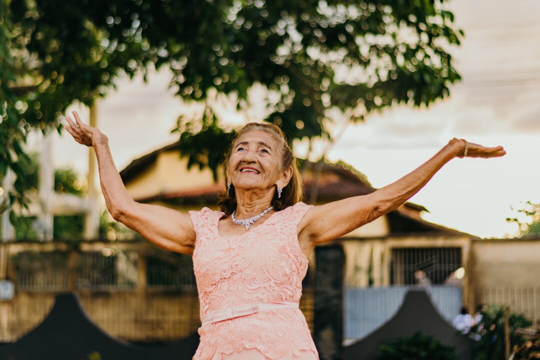 Aging is unavoidable. It happens to all of us, so accepting it seems a wise way to skip unnecessary suffering. (Italo Melo/Pexels)