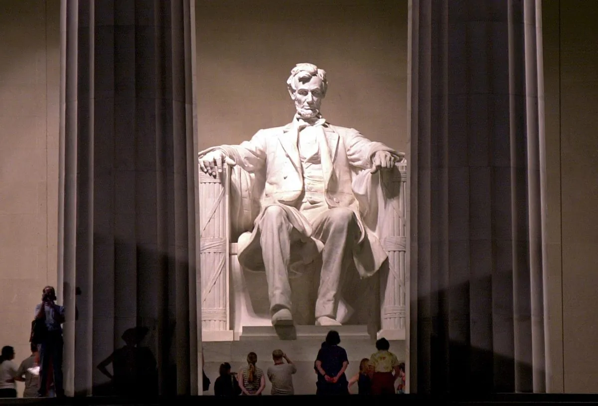 Visitors at the Lincoln Memorial in Washington on July 11, 2001. (EMILIE SOMMER/AFP/Getty Images)