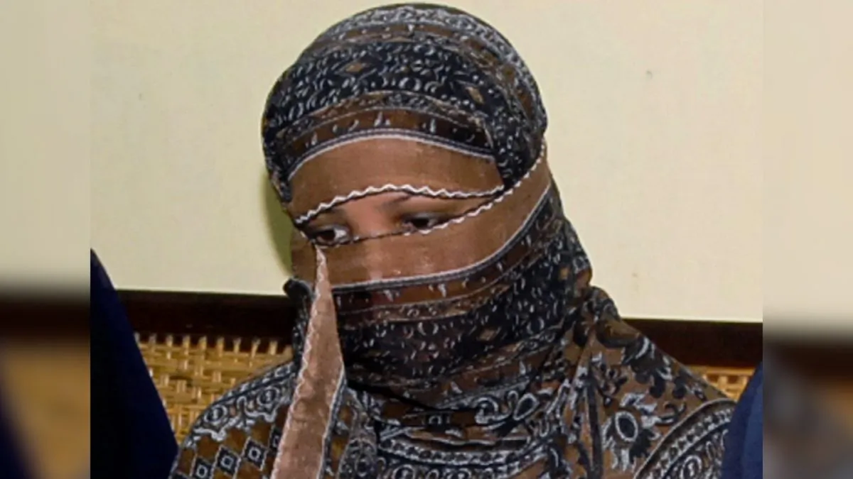 Asia Bibi, a Pakistani Christian woman, listens to officials at a prison in Sheikhupura near Lahore, Pakistan, on Nov. 20, 2010. (File Photo via AP)
