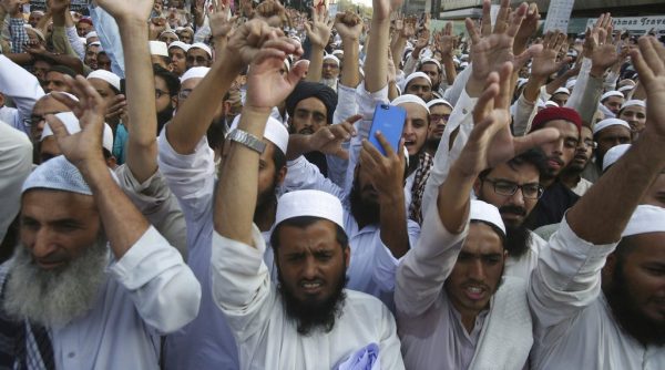For-a-second-day-radical-Islamists-rally-to-condemn-a-Supreme-Court-decision-that-acquitted-Asia-Bibi-e1541137846374