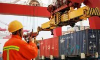 Trump’s $200 Billion Tariff Hike Takes Effect as US-China Trade Talks Head Into Second Day