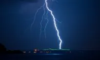 Count it: “Incredible” Lightning Bolt Strikes the Same Place 11 Times in 8 Seconds
