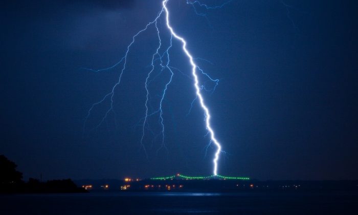 Stock image of lightning. (Free-Photos/Pixabay)