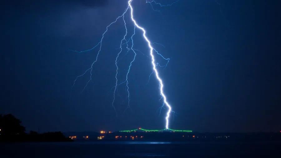 Stock image of lightning. (Free-Photos/Pixabay)