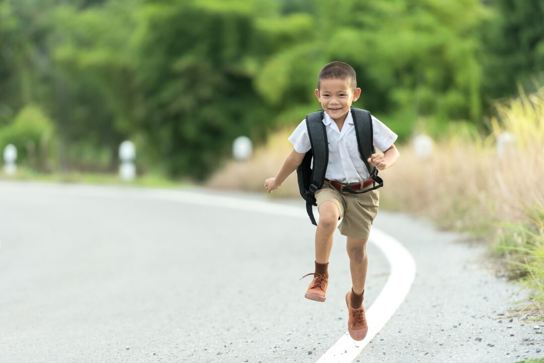 Kids may know something the rest of us have forgotten—skipping is a great way to get around. (Sasin Tipchai/Pixabay)