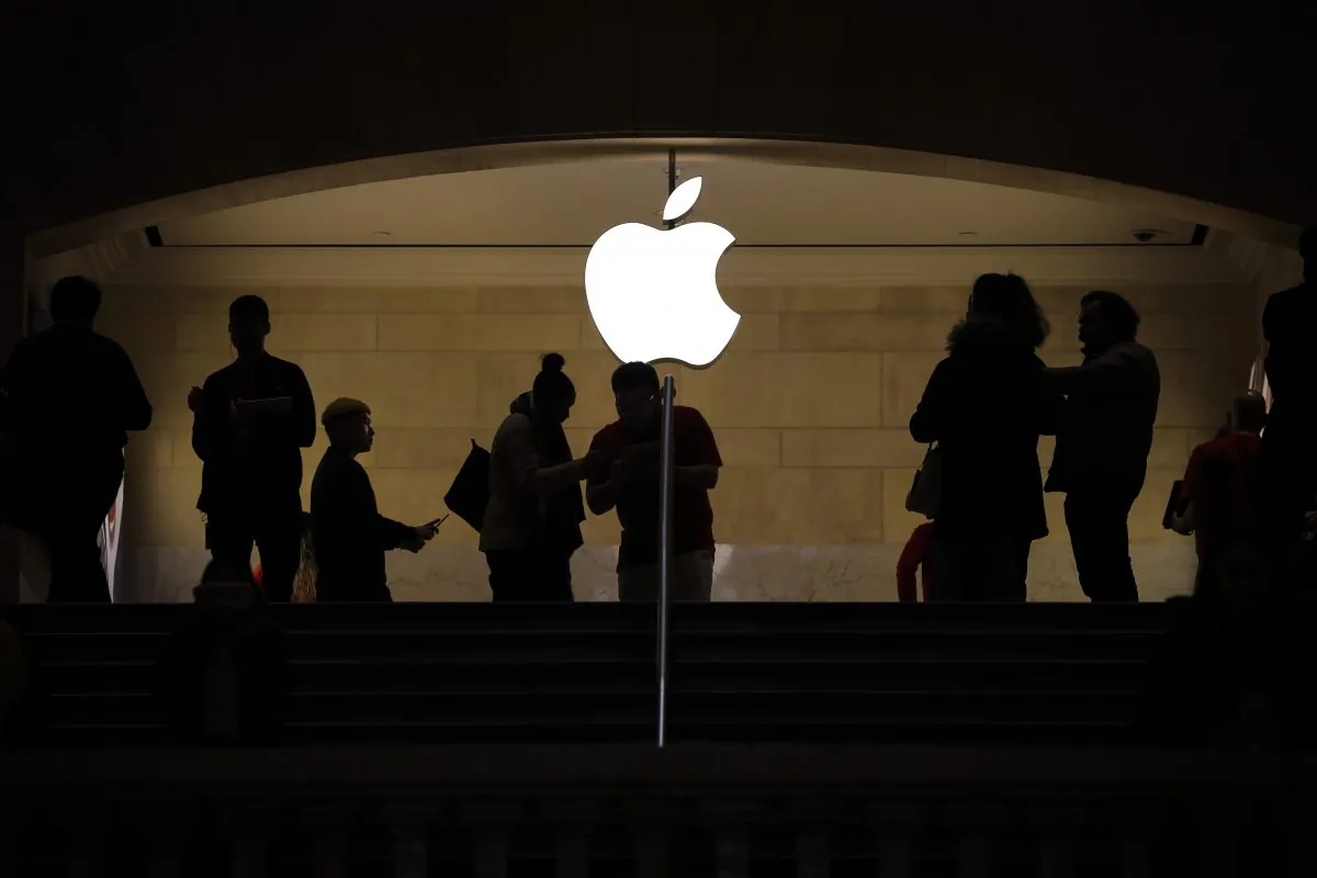 People shop at an Apple retail store in Grand Central Terminal in New York on Jan. 3, 2019. (Drew Angerer/Getty Images)