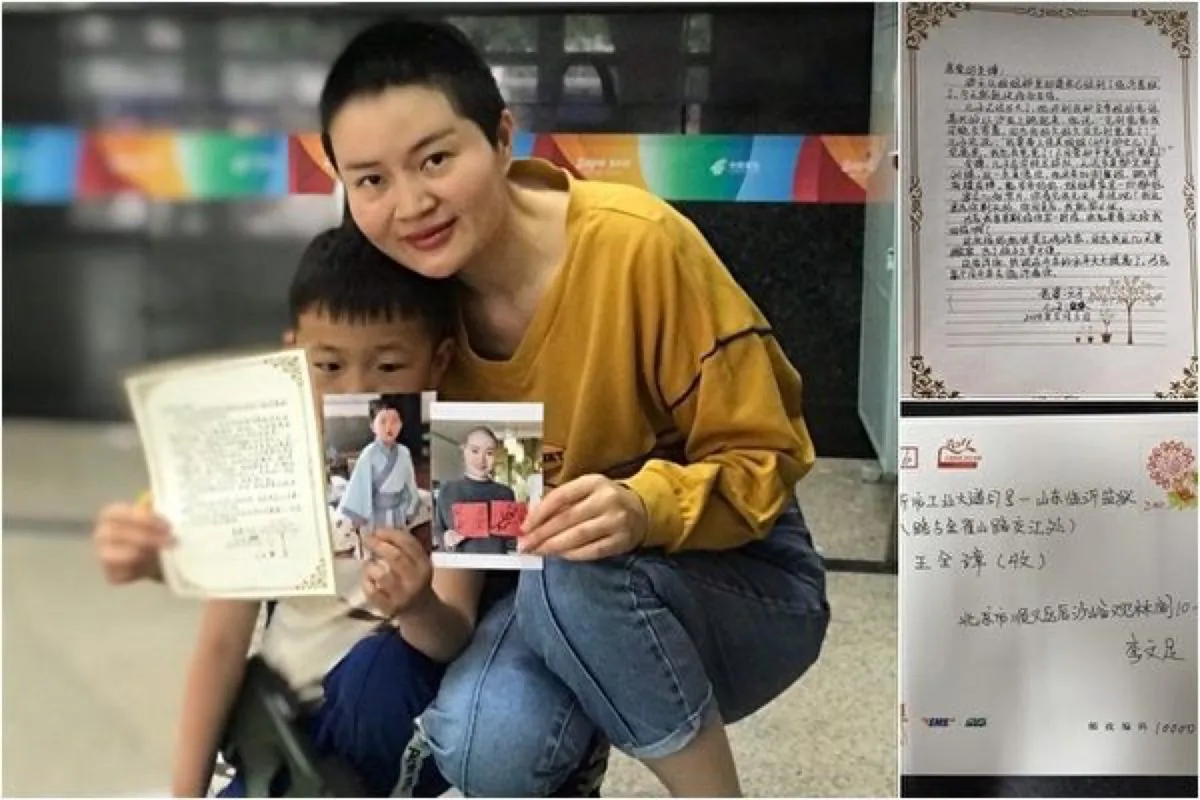 Li Wenzu and her son present their letters to Wang Quanzhang to express their support to Wang. (Courtesy Li Wenzu)