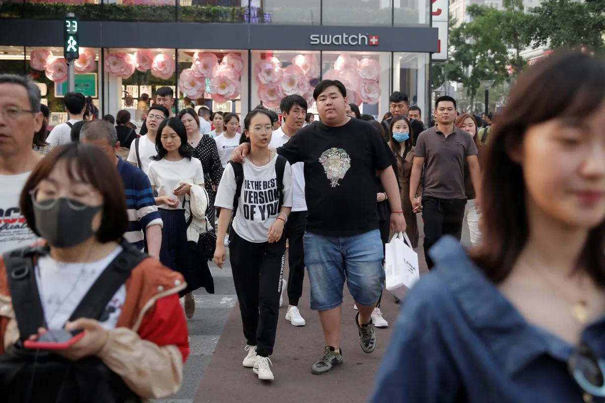 People walk in Wangfujing shopping street in Beijing on May 15, 2019. (Thomas Peter/Reuters)