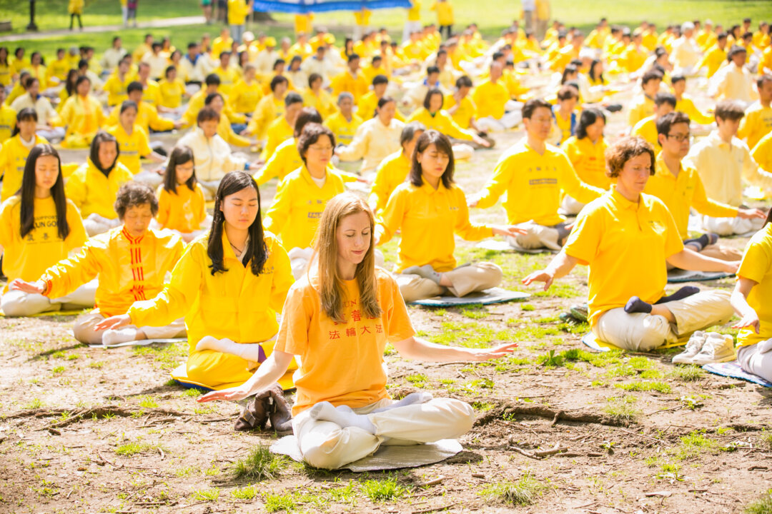 Falun Gong practitioners meditate in New York's Central Park on May 10, 2014. (Dai Bing/The Epoch Times)
