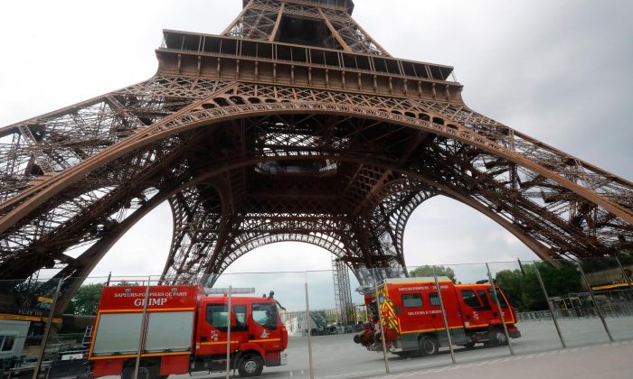 Eiffel Tower Evacuated As Man Seen Climbing The Landmark | The Epoch Times