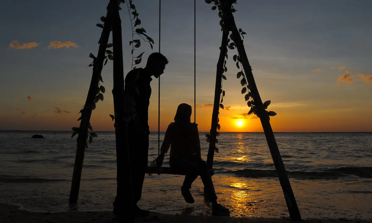 A couple together on a beach. (Chaideer Mahyuddin/AFP/Getty Images)