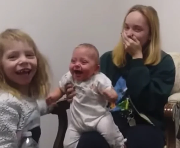 Video: Baby Girl Can’t Hide Happiness at Hearing Her Sister’s Voice for the Very First Time