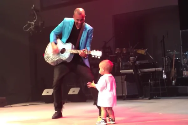 Video: Dancing Baby Steals His Father’s Show