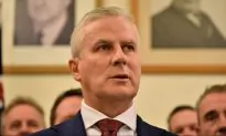 Australian Govt Calls for a Swift Resolution in Dock Dispute