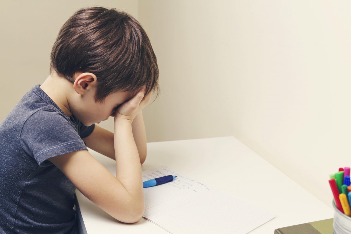 Children are particularly vulnerable to microwave sickness because of the industrial Wi-Fi networks used in schools and their smaller bodies. Symptoms include headaches, sensitivity to light, sleep and cognitive problems, and nosebleeds. Some may hear strange sounds that seem to come from inside their heads .(Veja/Shutterstock)