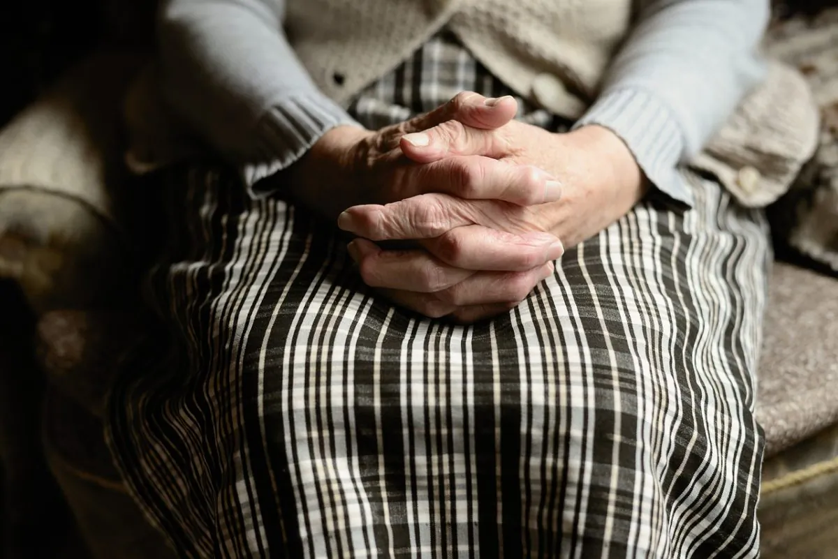 Hands of an elderly woman in a stock photo. (congerdesign/Pixabay)