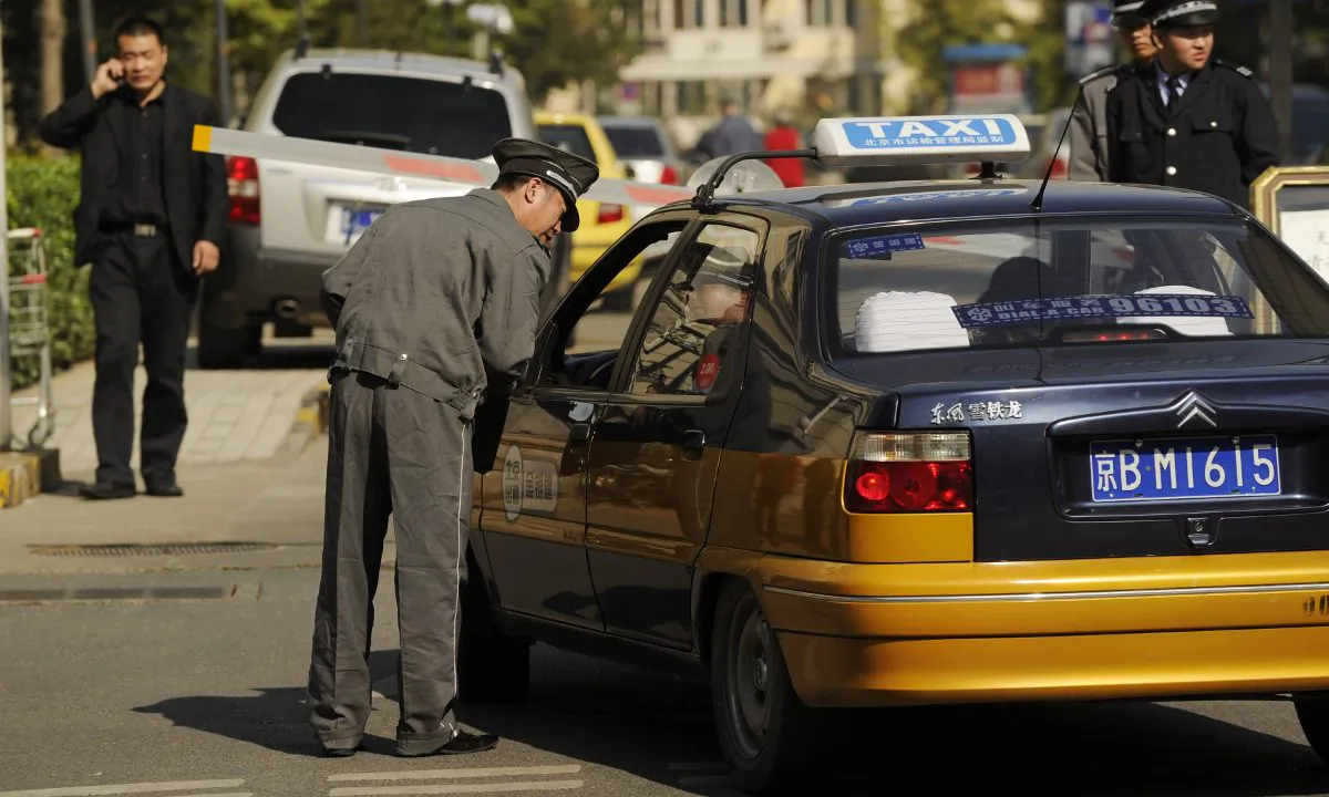 A guard speaking to a taxi driver. (Peter Parks/AFP/Getty Images)