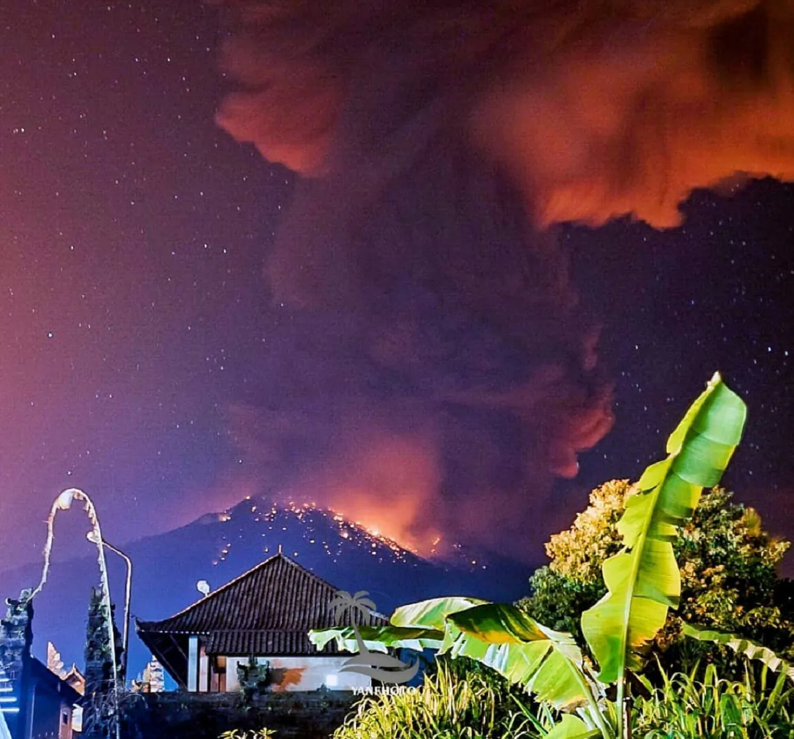 Thick smoke and glow from lava are seen as Mount Agung volcano erupts in Karangasem Regency, Bali, Indonesia, May 24, 2019. (Wayan Kartika/via Reuters)