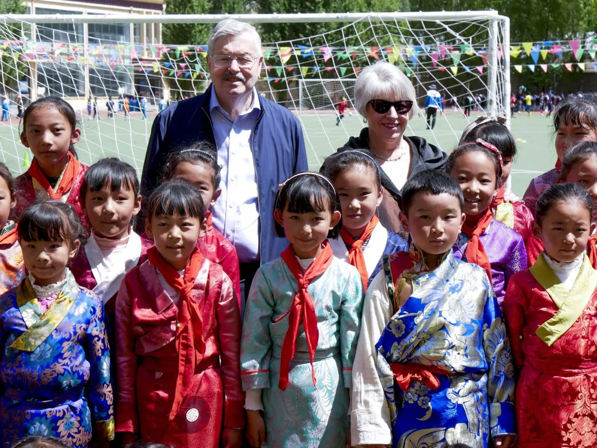 U.S. Ambassador to China Terry Branstad and his wife Christine pose for a group photo with schoolchildren as he visits an elementary school in Lhasa, Tibet on May 22, 2019. (U.S. Mission to China via AP)