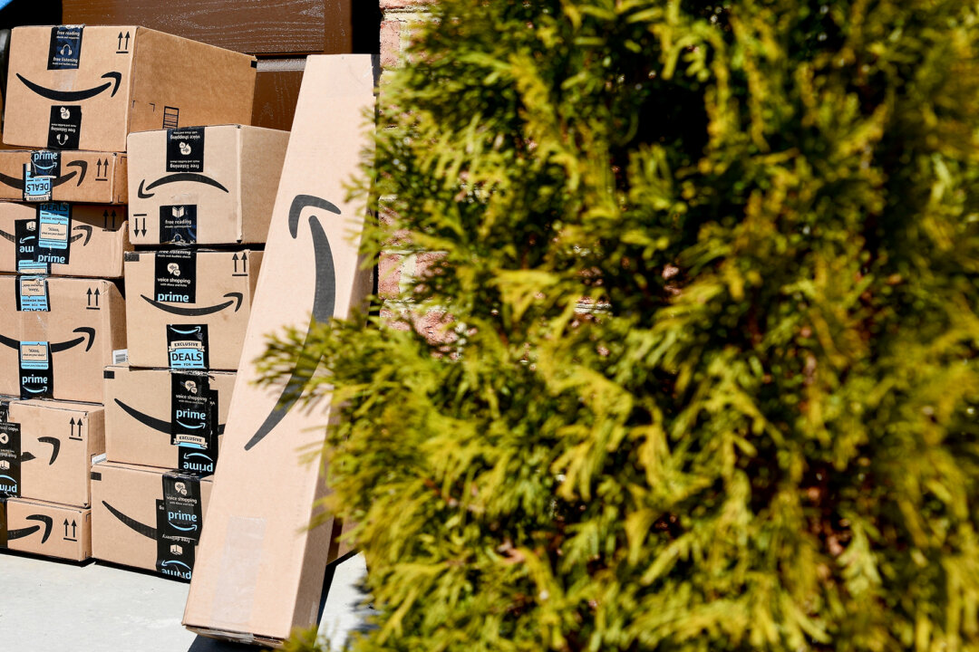Man Arrives Home to Dozens of Amazon Boxes. Upon Entering, He’s Met ...