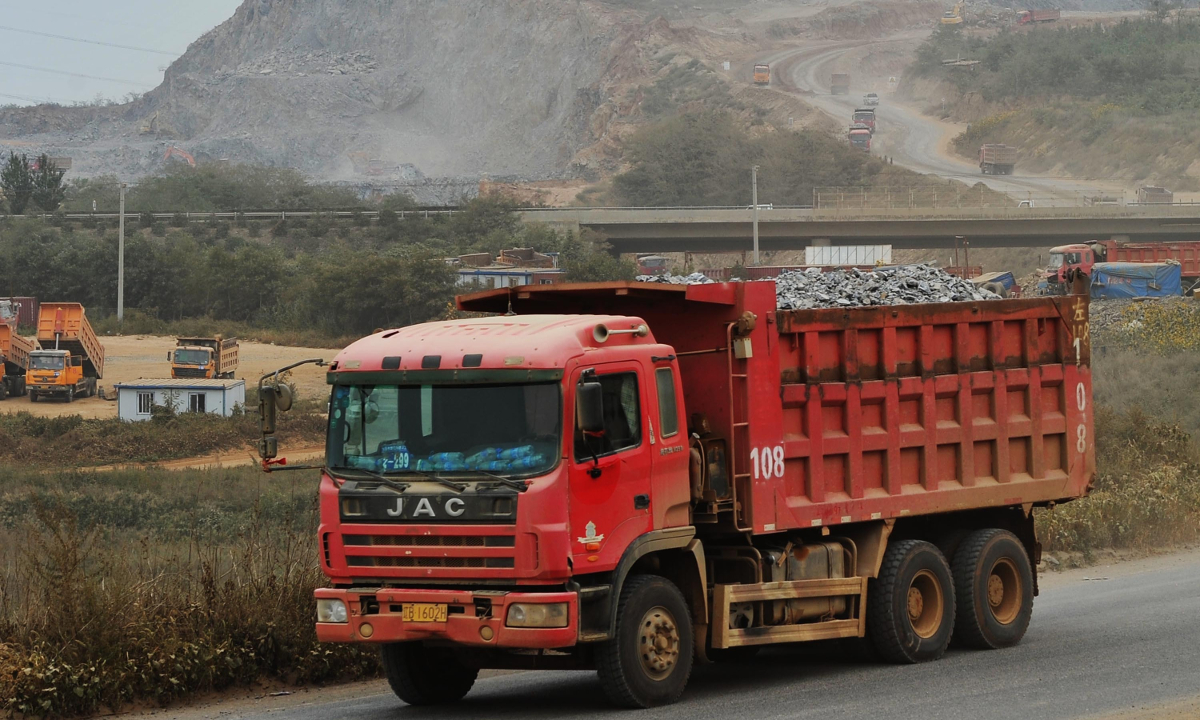 Chinese Freight Drivers Trapped in Trucks Face Discrimination - Vimarsana News