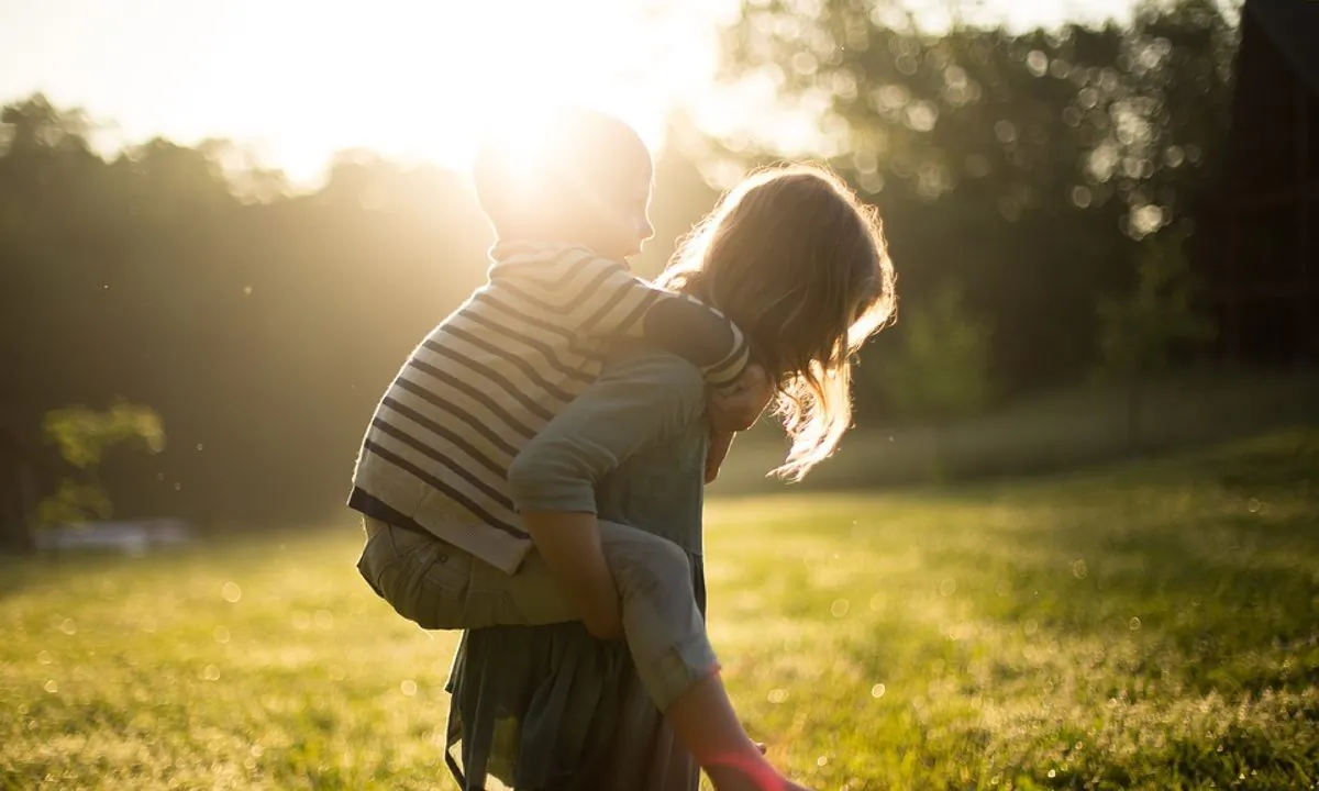 Stock image of siblings playing together. (Pexels/Pixabay)