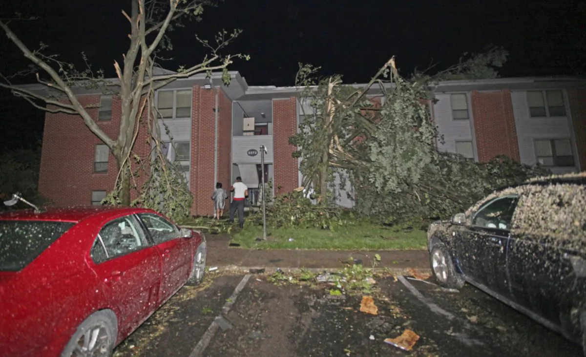 Residents walk toward their Westbrooke Village Apartment building that was heavily damaged by a tornado, in Dayton, Ohio, on May 28, 2019. (Doral Chenoweth III/Columbus Dispatch via AP)
