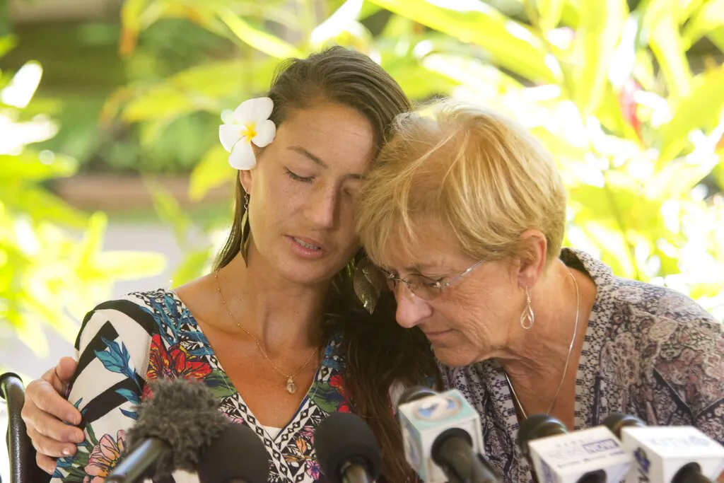 Rescued hiker Amanda Eller, left, has a moment with her mother, Julia Eller, before a press conference begins at Maui Memorial Hospital, Hawaii, on May 28, 2019. (Craig T. Kojima/Honolulu Star-Advertiser via AP)