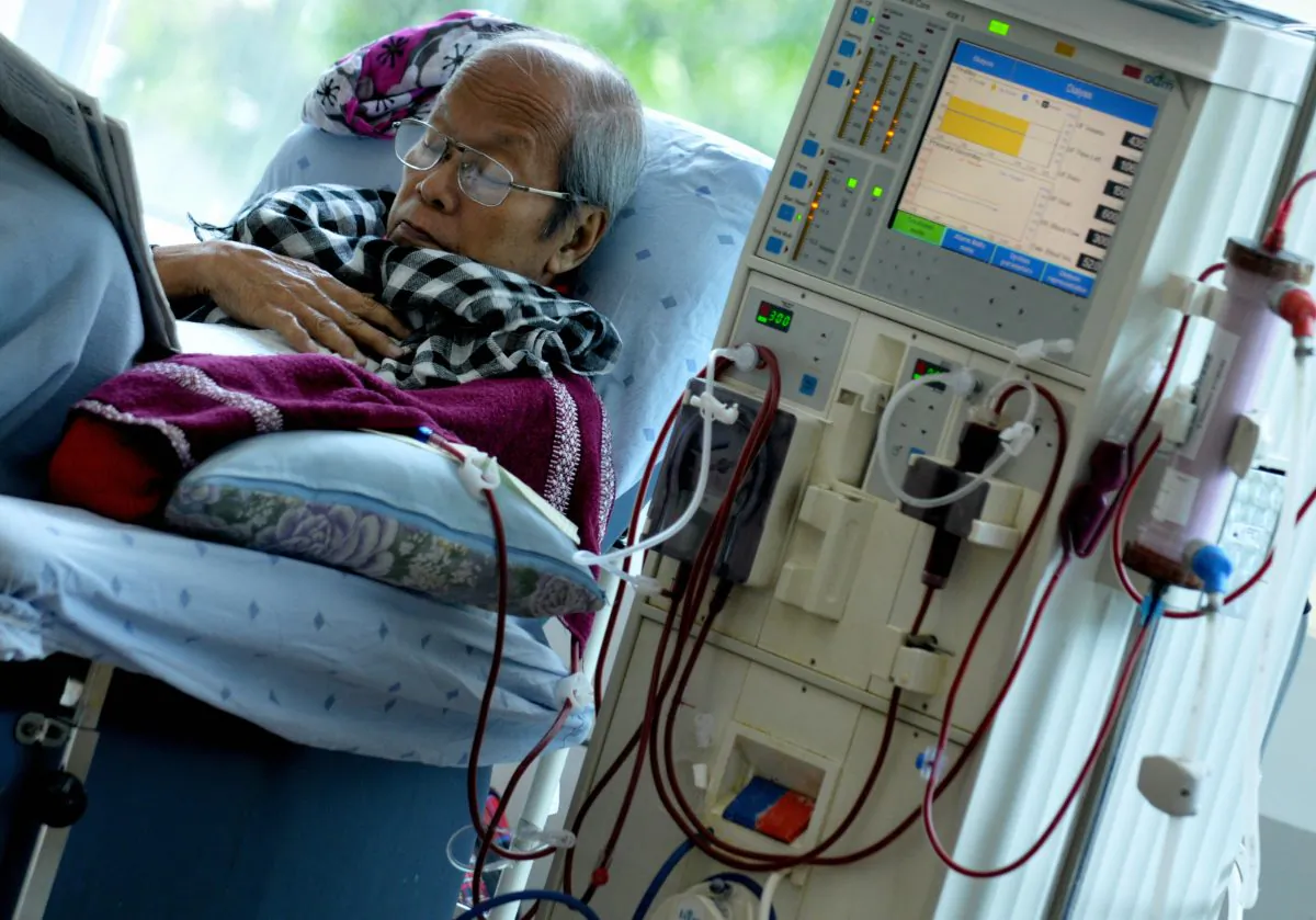 An elderly patient with failed kidneys undergoes dialysis at a government hospital in Manila on March 12, 2009. (Jay Directo/AFP/Getty Images)