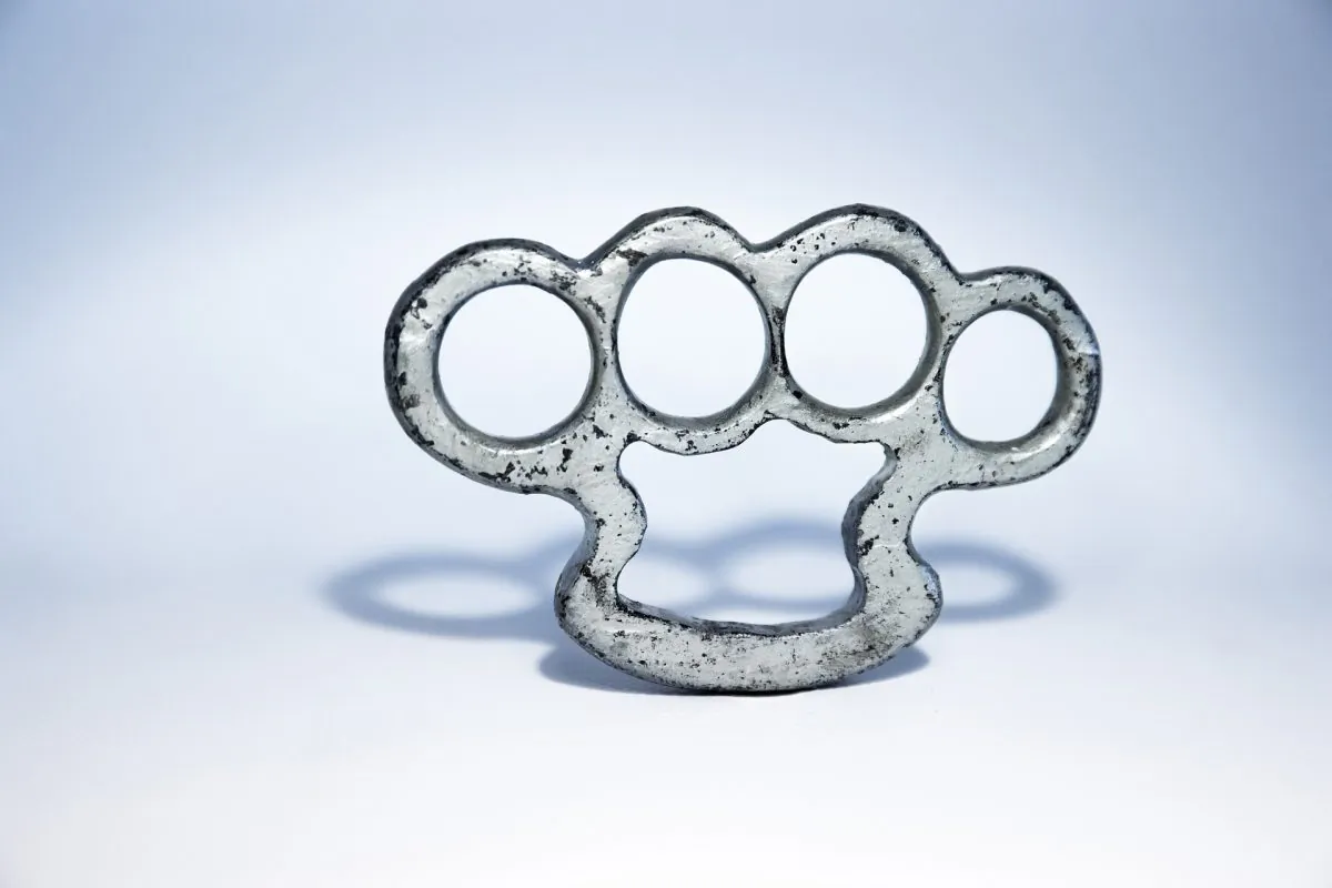 Stock image of brass knuckles. (JO-Design/Pixabay)