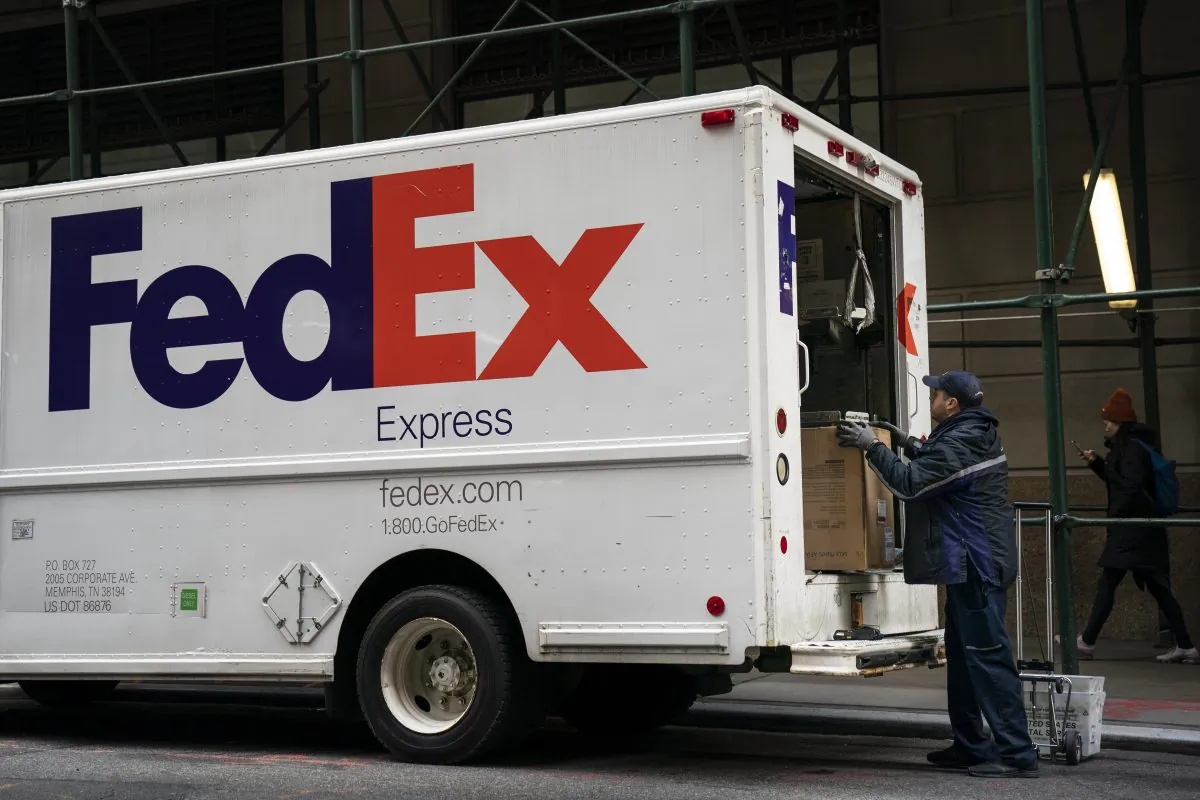 A FedEx worker unloads packages from a truck in the Financial District in New York City, on Dec. 19, 2018. (Drew Angerer/Getty Images)