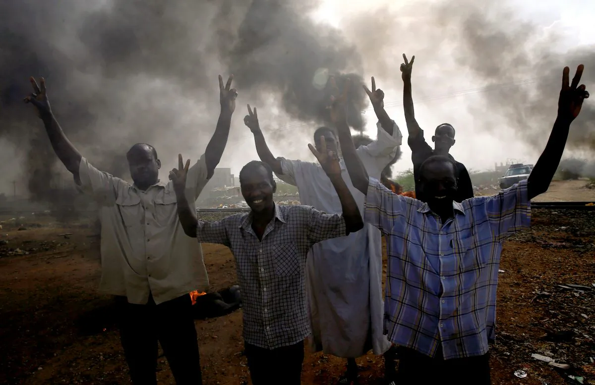 Sudanese protesters gesture as they chant slogans along a street and demanding that the country's Transitional Military Council hand over power to civilians in Khartoum, Sudan, June 3, 2019. (Stringer/Reuters)
