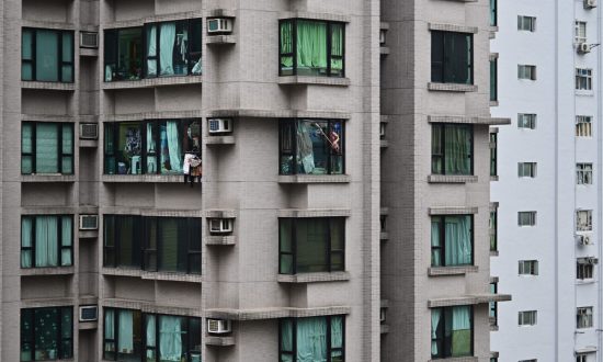 Woman Hides Outside of Building’s 6th Floor to Escape Boyfriend’s Violence