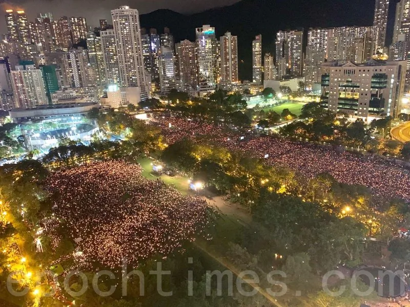 More than 180,000 people attended the candlelight vigil to commemorate the 30th anniversary of the Tiananmen Square Massacre in Victoria Park, Hong Kong. (Li Yi/The Epoch Times)