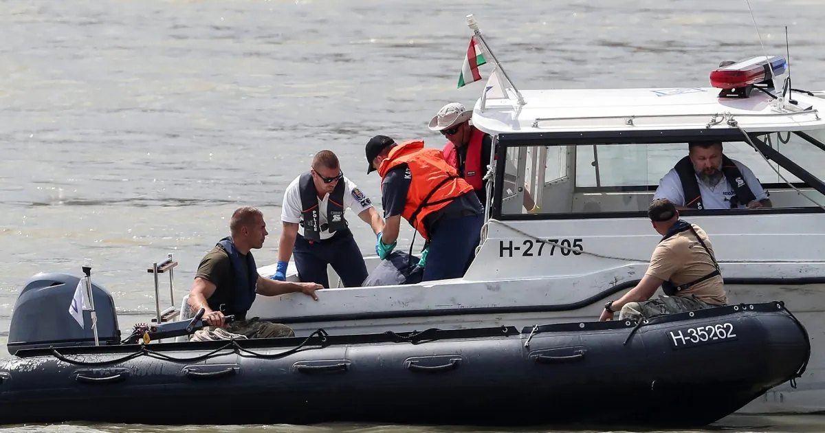 Rescue team continues its search after a tourist boat accident in the Danube river in Budapest, Hungary, Jun. 4, 2019. (Marko Djurica/Reuters)
