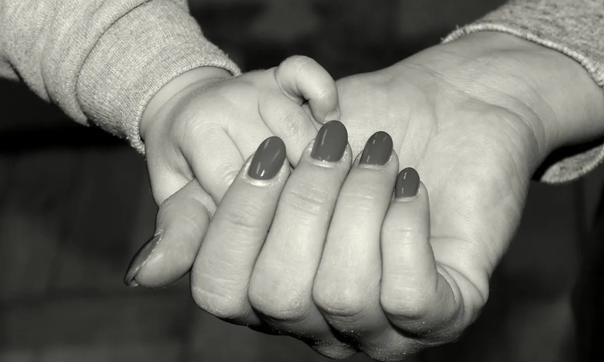 Stock image of a child and mother. (Alicja/Pixabay)