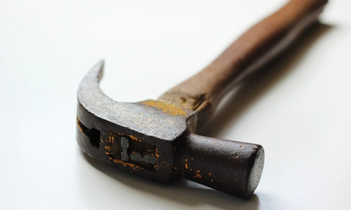 Stock image of a hammer. (BenjaminNelan/Pixabay)