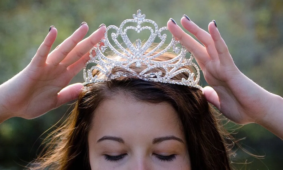 Stock image of a beauty queen wearing a tiara. (Jbundgaa/Pixabay)