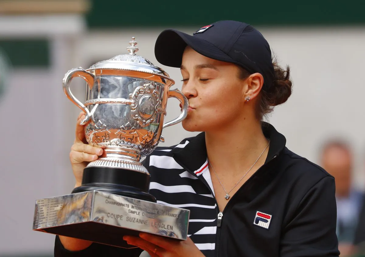 Australia's Ashleigh Barty celebrates with the trophy after winning the final against Marketa Vondrousova of the Czech Republic at the French Open on June 8, 2019. (REUTERS/Kai Pfaffenbach)