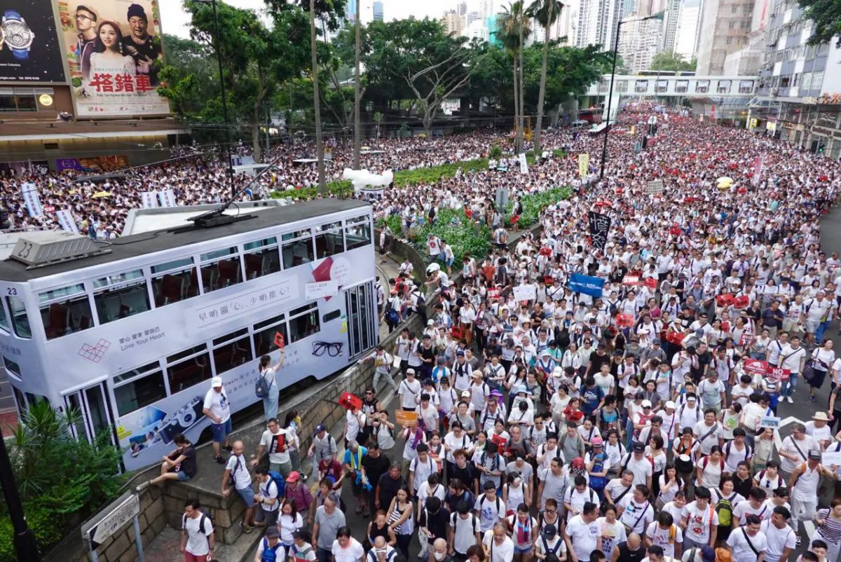 Hundreds of thousands of people take to the streets in protest against the proposed extradition law in Hong Kong on June 9, 2019. (Yu Gang/The Epoch Times)