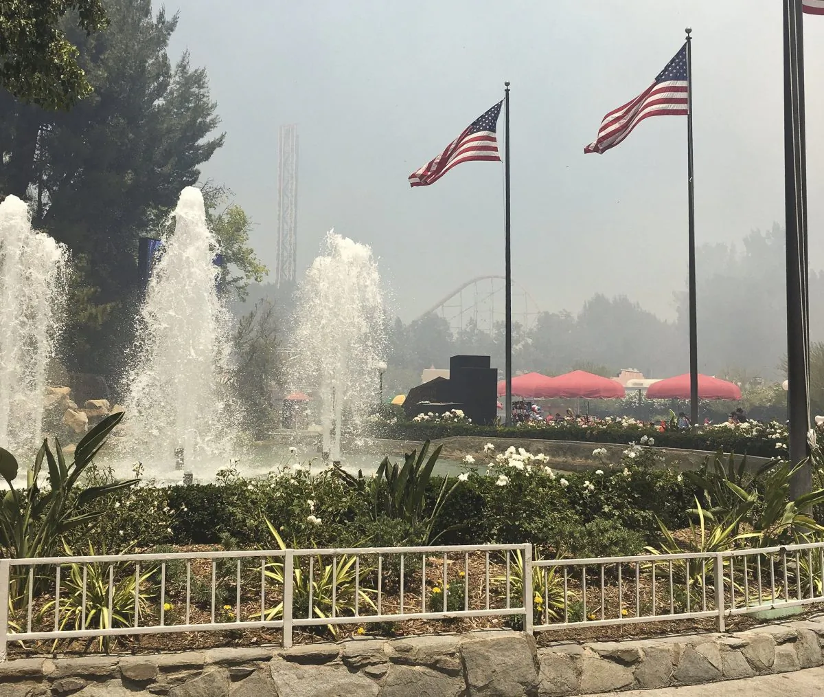 The Cafe Plaza when a brush fire first erupted close to Six Flags amusement park in Santa Clarita, Calif. (Rachel Gallat via AP)