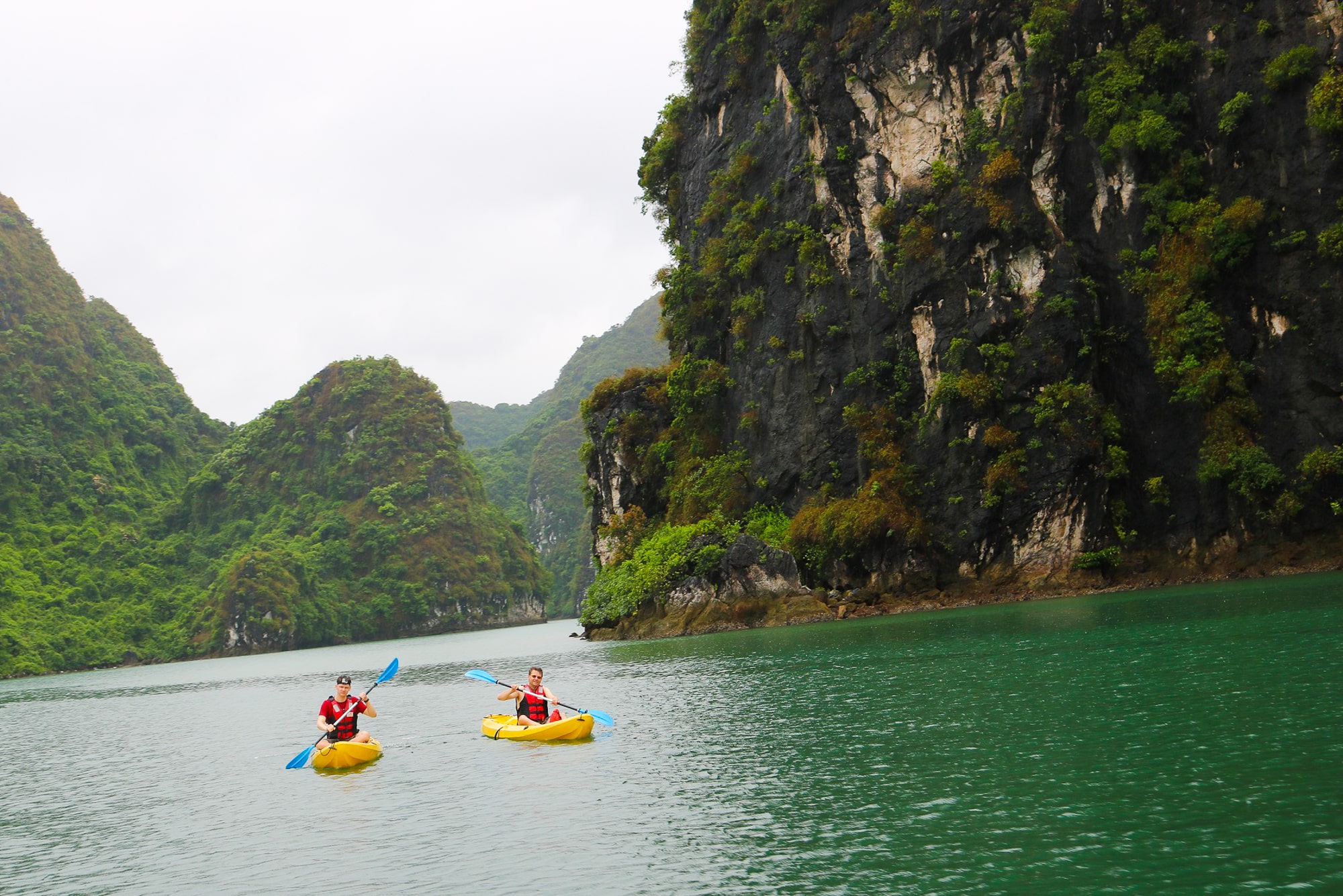 kayak halong bay vietnam