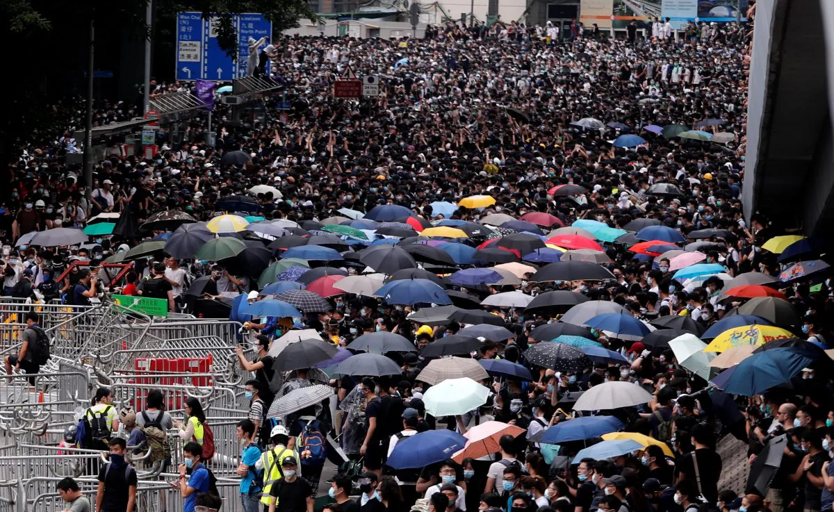 Protesters crowd along a main road during a demonstration against a proposed extradition bill in Hong Kong, China June 12, 2019. (Tyrone Siu/Reuters)