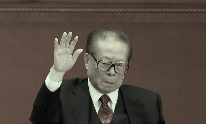 Jiang Zemin, retired general secretary of the Chinese Communist Party, raises his hand at the 19th Party Congress on Oct. 24, 2017 in Beijing. Claims by self-exiled Chinese billionaire Guo Wengui and analysis of stock data suggest that the Jiang family may possess as much as $1 trillion in shadow assets. (Lintao Zhang/Getty Images)