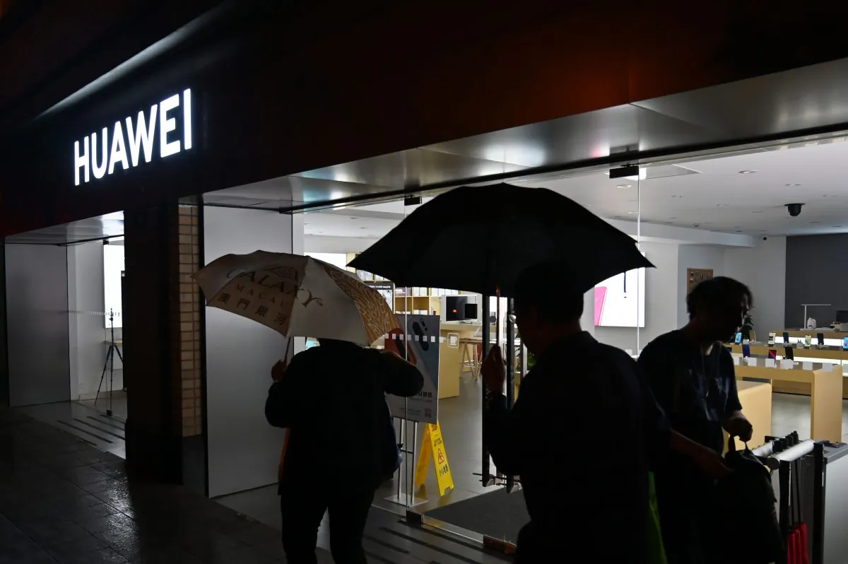 People walk past a Huawei store in Shanghai on May 26, 2019. (Hector Retamal/AFP/Getty Images)