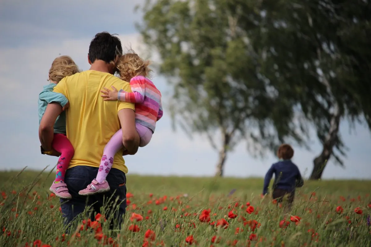 How do we encourage fatherhood? (Juliane Liebermann on Unsplash)